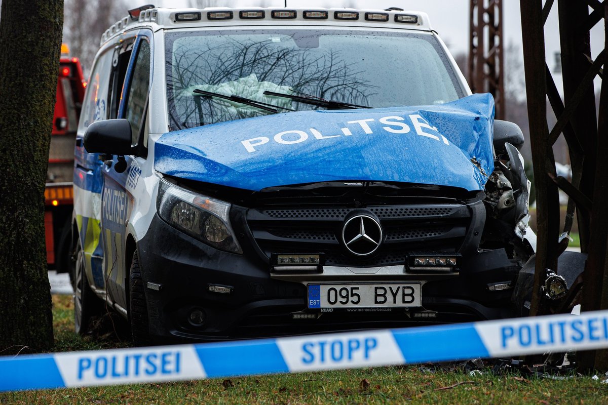 Päev liikluses: kaks autojuhti sõitsid vastu posti