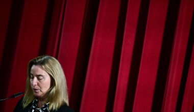 Uurimise all olev Federica Mogherini taandus kahe õppeasutuse juhtimisest