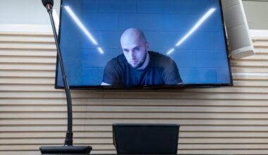 Isa Khalilovi Eestist väljasaatmine on küsimärgi all. Mees ise toimetab kuulekalt vabaduses