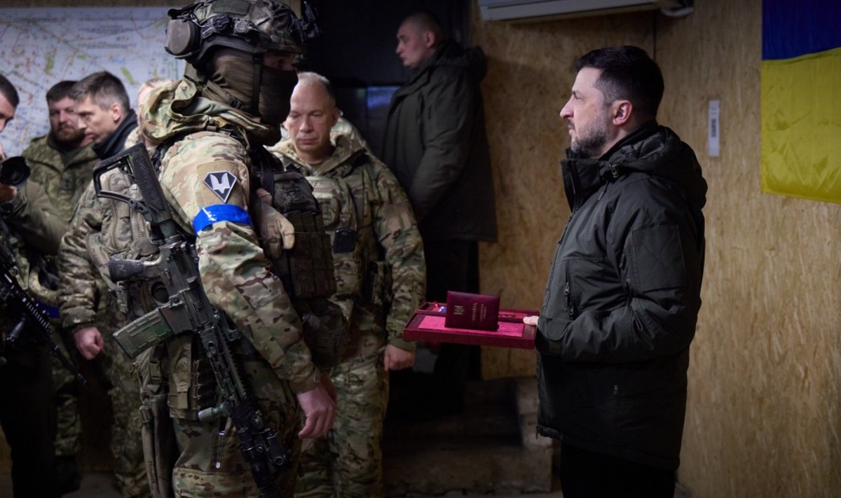 RINDELINNAS: Ukraina president Zelenskõi (paremal) autasustas reedel Kupjanski kaitsjaid. Keskel Ukraina armee ülemjuhataja kindral Sõrskõi