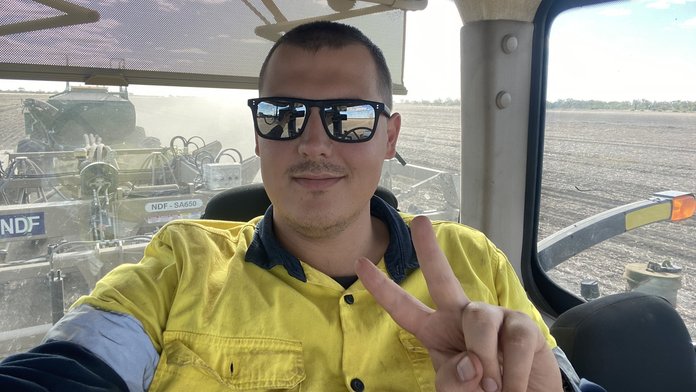 Austraalia sisemaal, farmis kaugel tsivilisatsioonist, avastas Vladislav Musakko taas energiasüsteemide maailma – elu päikesepaneelide ja akude najal ning varasem kogemus välisvõrkudega tõid tagasi huvi keerukate lahenduste vastu.