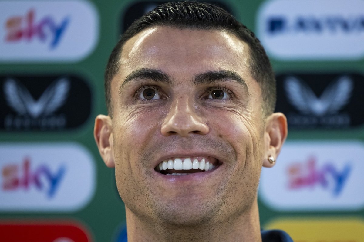 FOTO | Cristiano Ronaldo näitas fännidele, et on endiselt supervormis