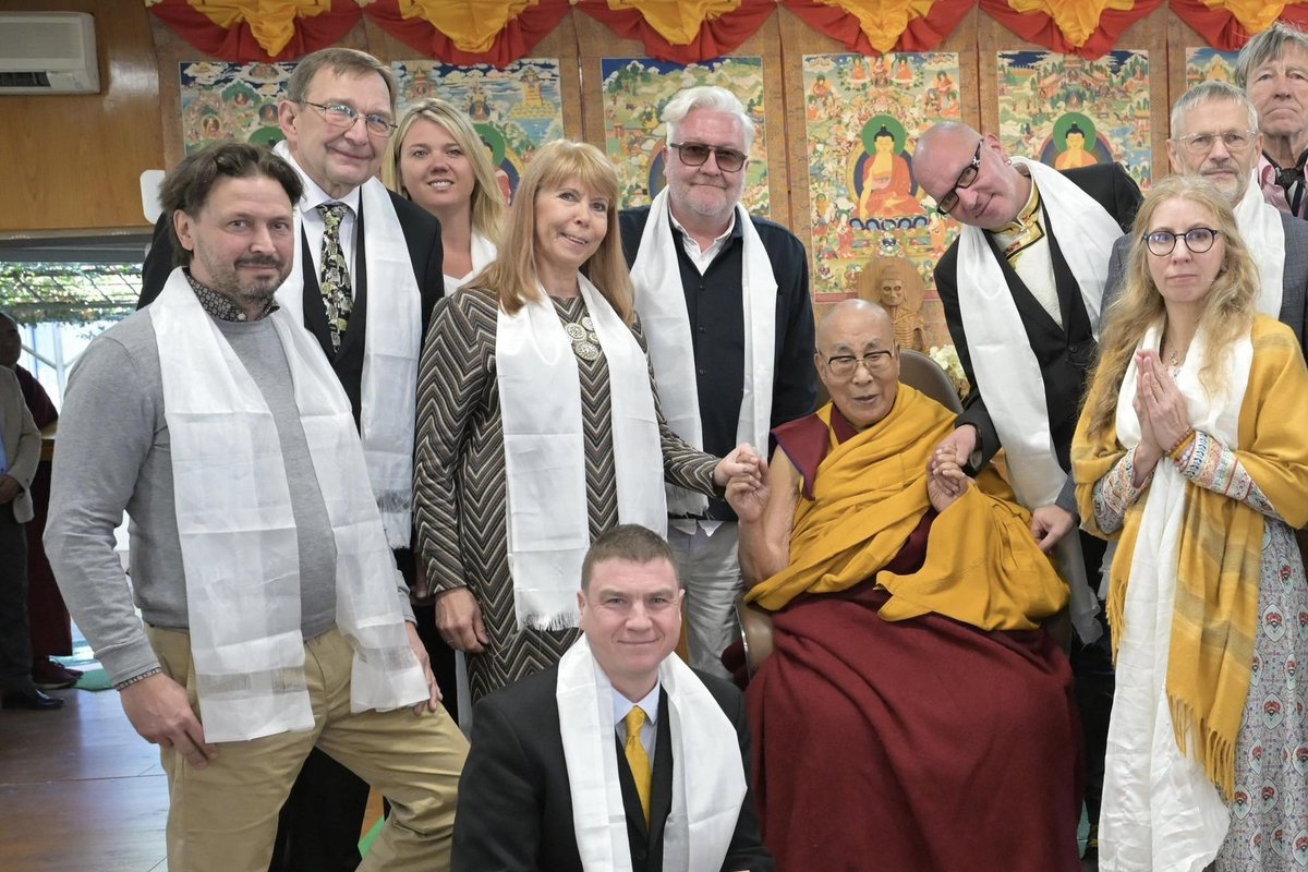 Õhtuleht: riigikogu liikmed jõid end dalai-laamaga kohtumise eel piinlikku olukorda