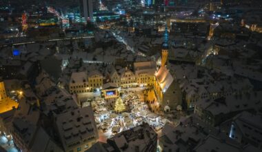 Rahvusvaheline reisiajakiri kiidab Tallinnat: „Lumega kaetud raekoda on väga lummav“