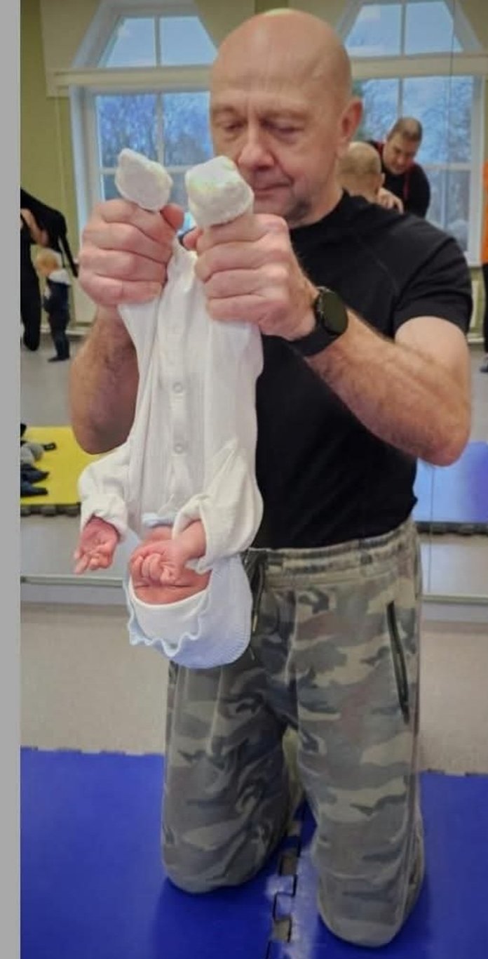 PISIKE TSIRKUSEARTIST Vello Vaher tegi väikese Franzuga trikke.