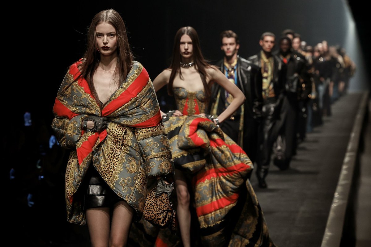 Itaalia moegigant Prada omandas Versace’i. Luksusmoemaja saadi kätte oodatust odavamalt