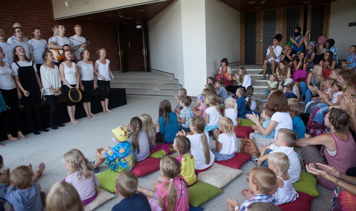 Viljandi kultuuriakadeemia näitlejad Ugala fuajees folgi raames