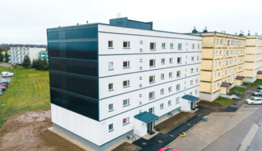 Mõisavahe 67 maja otsasein on kaetud paneelide sisse sobitatud päikesepaneelidega