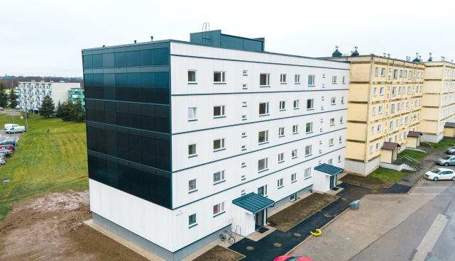 Mõisavahe 67 maja otsasein on kaetud paneelide sisse sobitatud päikesepaneelidega