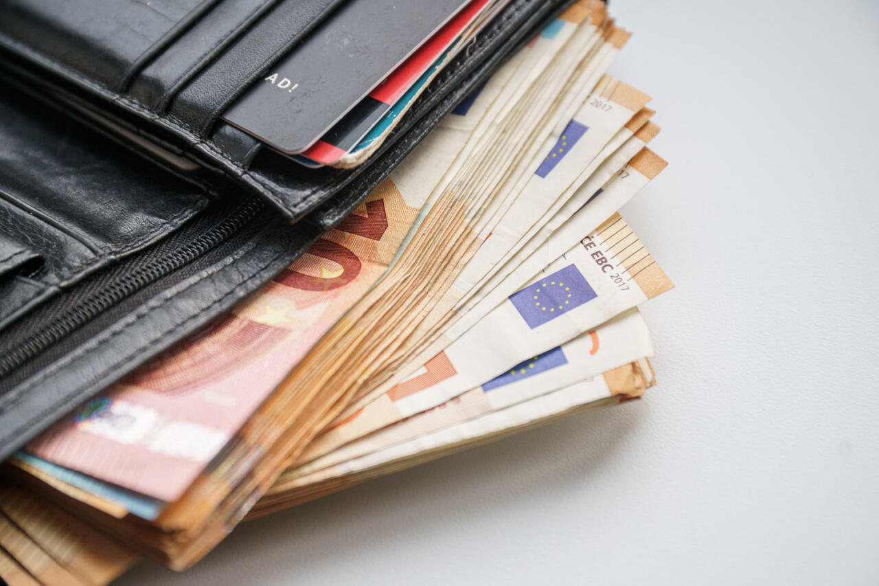 Aadel pidutseb, rahvas ägab maksumkoorma all