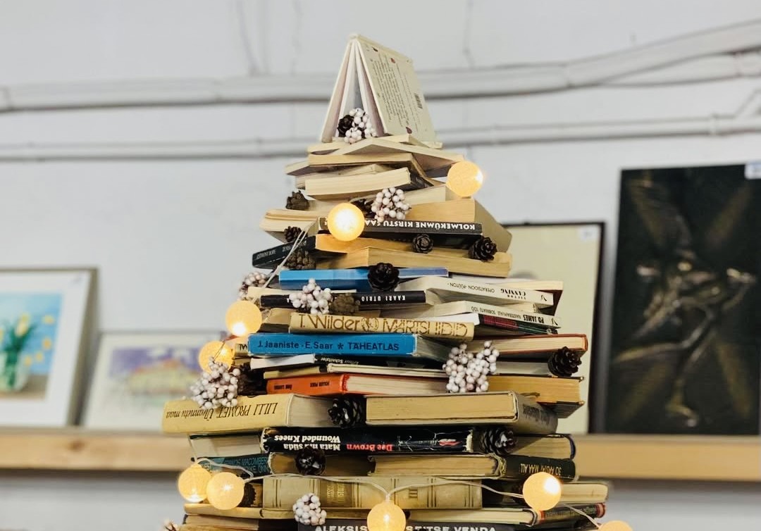 LAHEDAD IDEED I Jõulupuud, mis on tehtud kilekottidest, kaisukarudest ja raamatutest