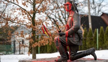 Leedu kohus mõistis kolm tallinlast süüdi kohaliku metsavennajuhi kuju rüvetamises