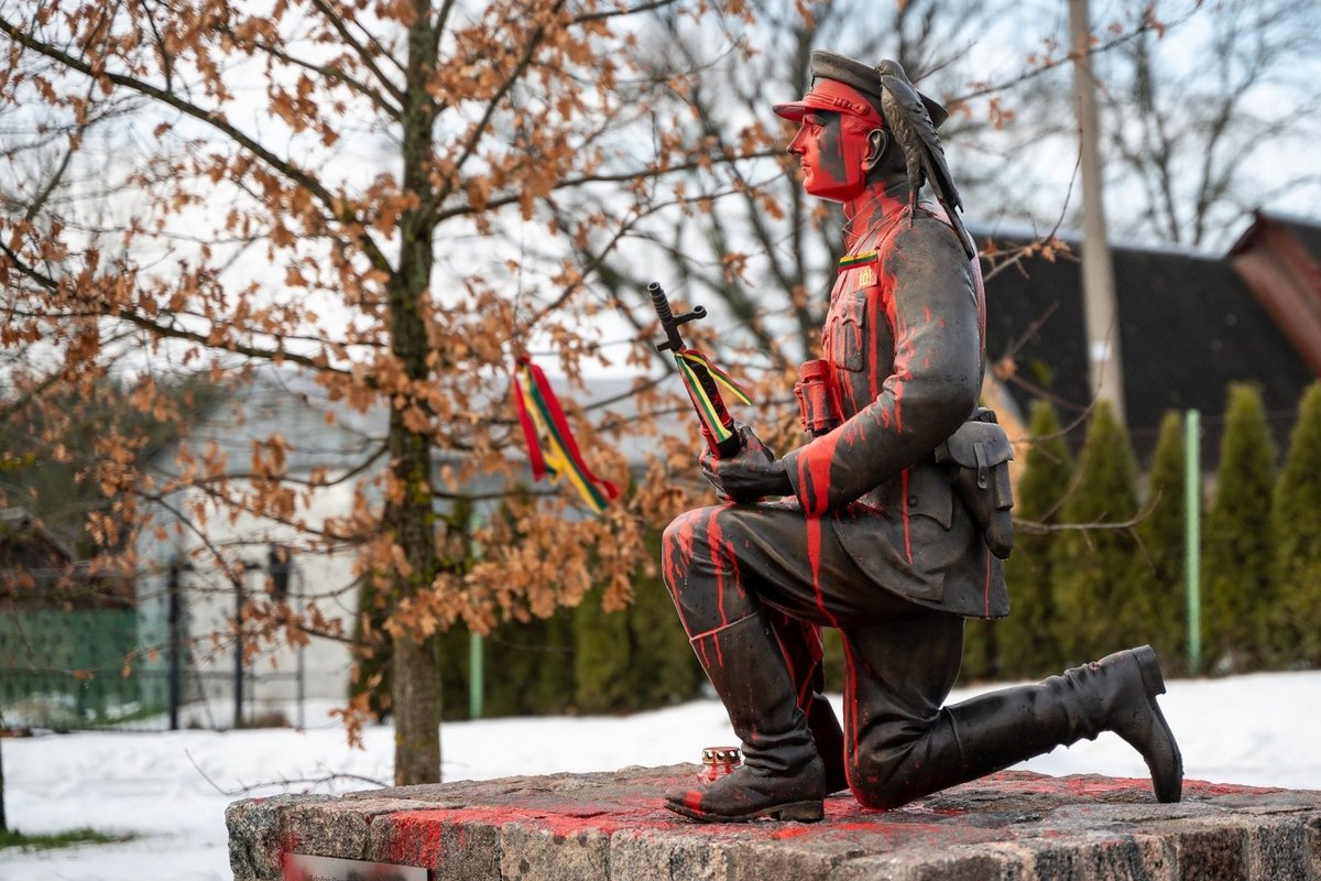 Leedu kohus mõistis kolm tallinlast süüdi kohaliku metsavennajuhi kuju rüvetamises