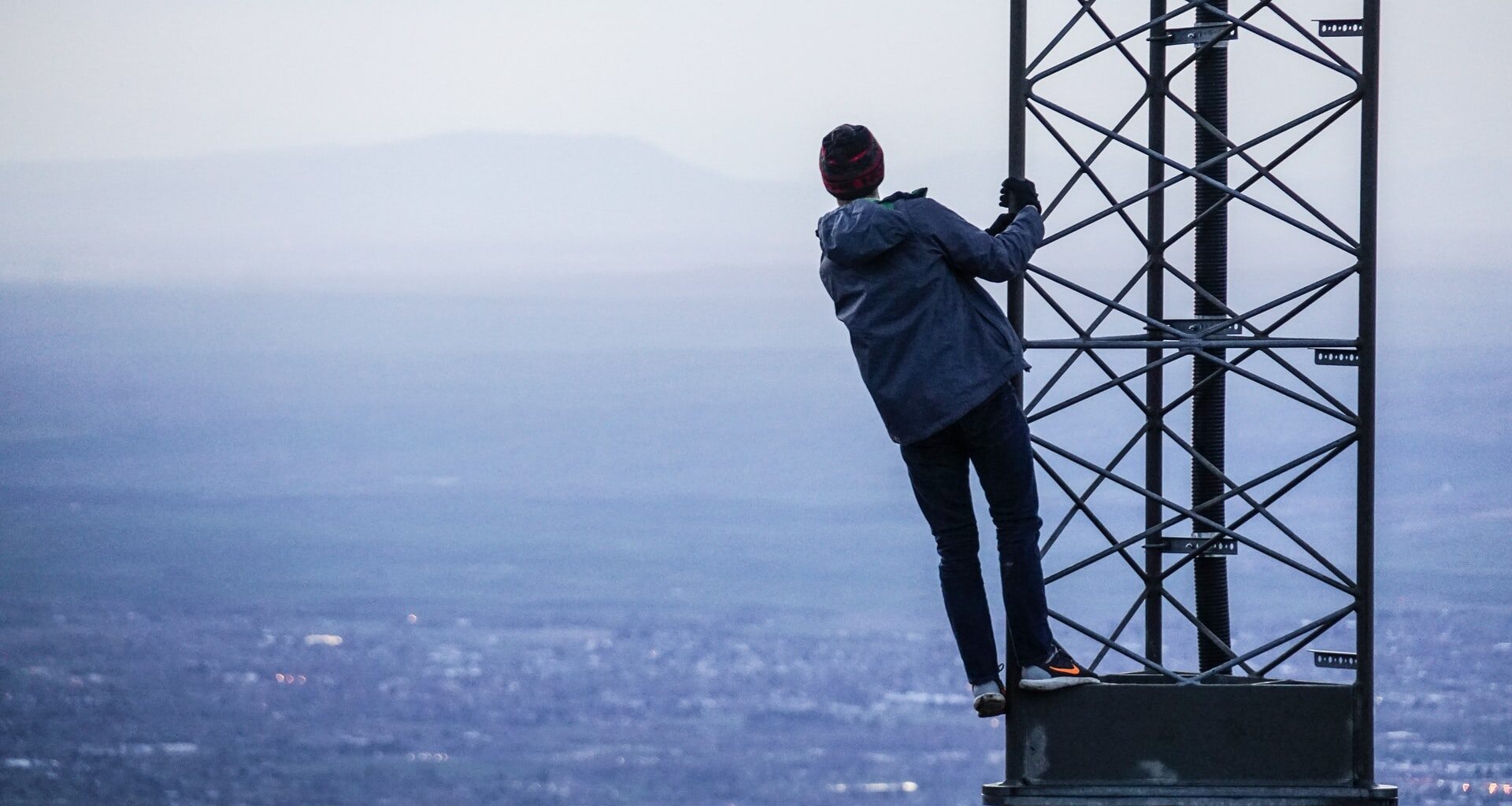 Soomes kukkus nooruk raadiomasti otsast alla ja suri, politsei kahtlustab kuritegu
