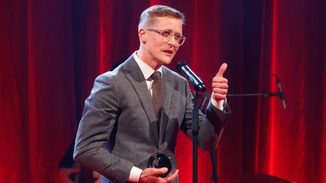 teatris jälgitakse, et inimene kurnatusest külili ei vajuks