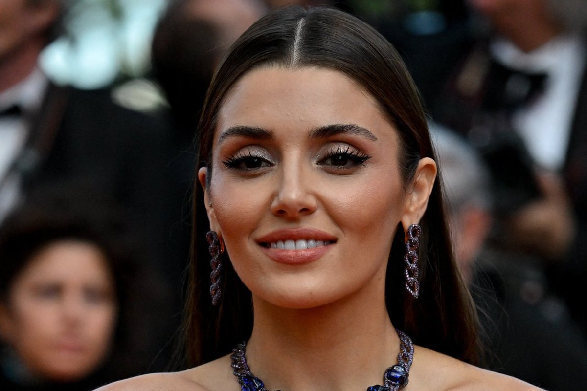 Türgi kuulus näitlejanna sattus Venemaa külastamise tõttu fännide pahameeletormi alla. „Kas raha on tähtsam kui väärikus?“