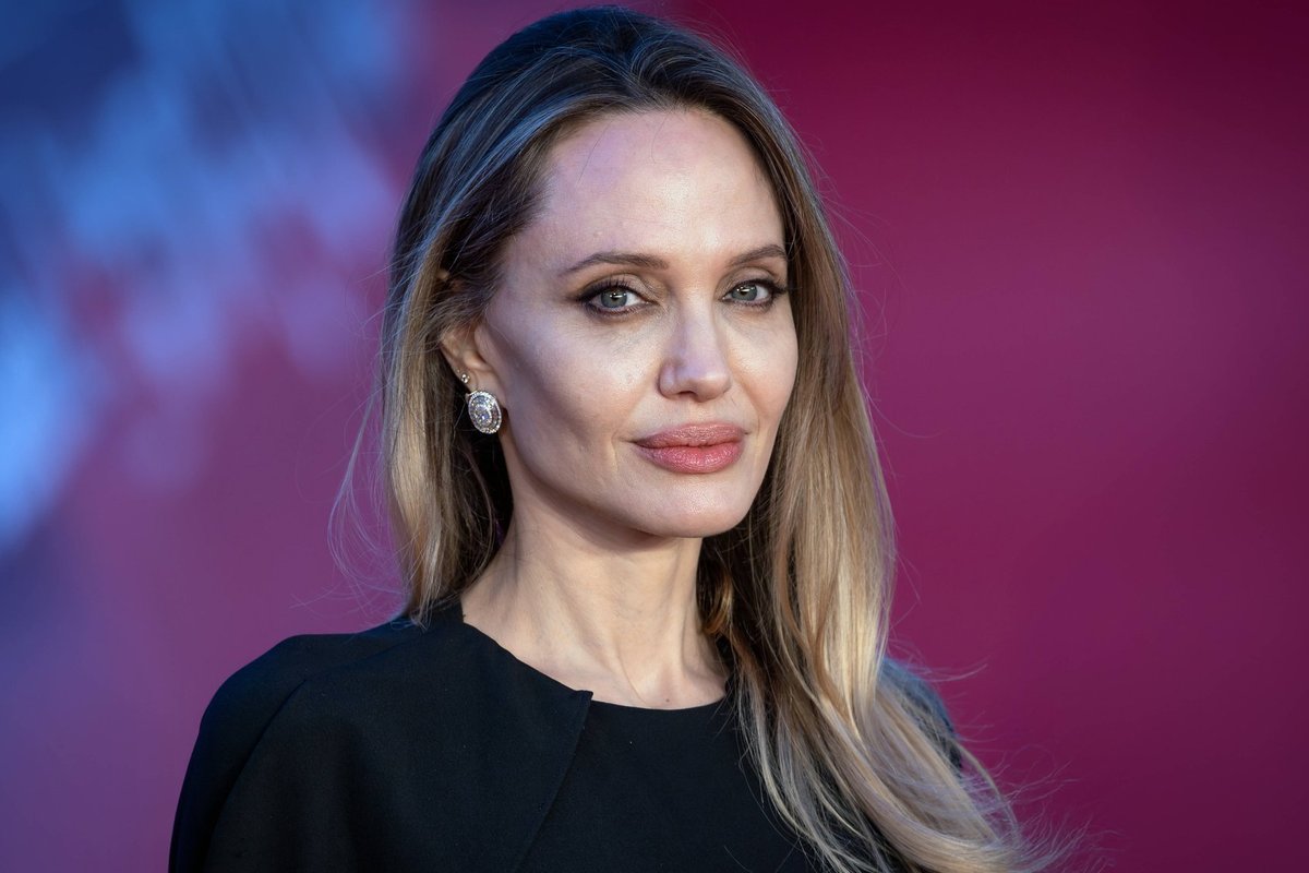 KLÕPS | Angelina Jolie näitas esimest korda oma rindade eemaldamise operatsiooni arme