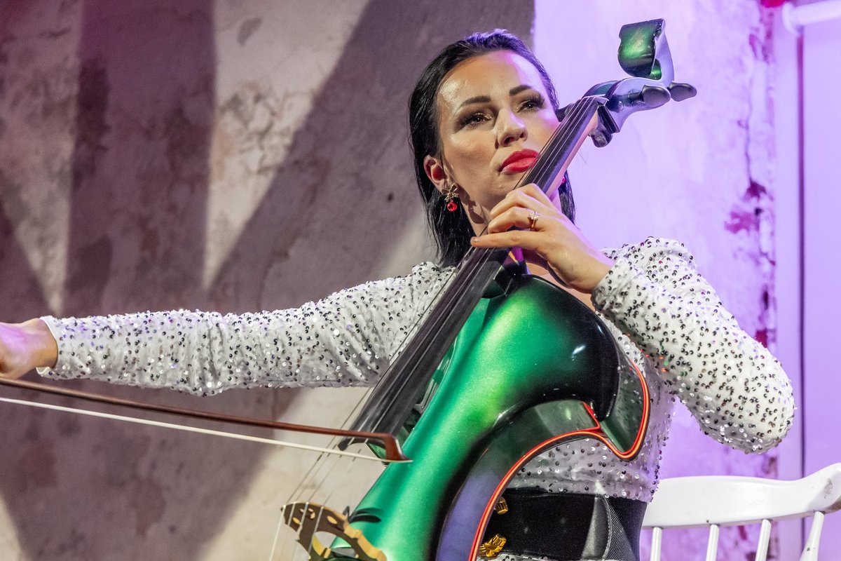 FOTOD | Silvia Ilvese sõrmes särab uhke teemantsõrmus. Kas tšellist on kihlunud?