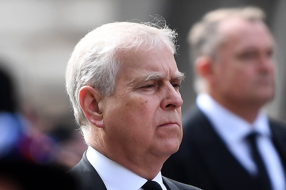 Andrew Mountbatten-Windsor ilmus perekondlikul sündmusel esimest korda avalikkuse ette pärast tiitlite kaotamist