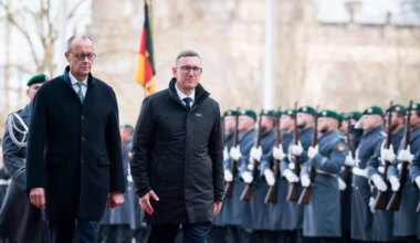 Kuum trend või protokolli rikkumine? Eesti tipp-poliitikud vahetavad mantlid sportlike jopede vastu