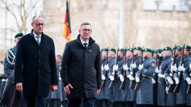 Kuum trend või protokolli rikkumine? Eesti tipp-poliitikud vahetavad mantlid sportlike jopede vastu