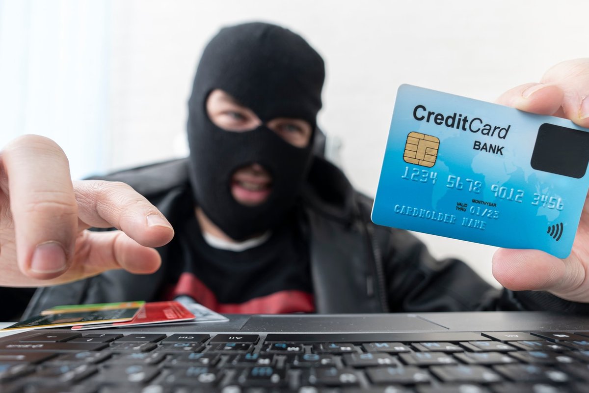 EKSPERT AITAB | Mida saab teha, kui oled kurjategijad juba oma pangakontole sisse lasknud?