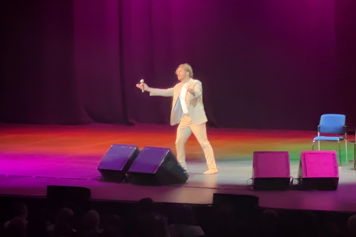 FOTOD | Kaunid daamid ja galantsed härrad. Maksim Galkin astus üles Tallinnas ja viskas nalja kohalike teemade üle