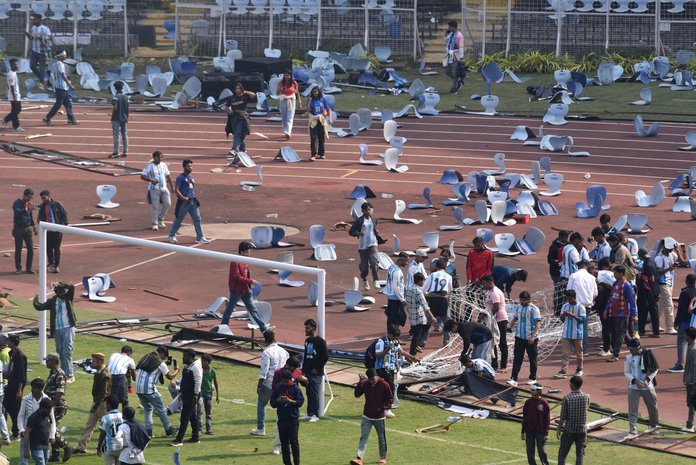 Pahased fännid viskasid väljakule sadu toole.