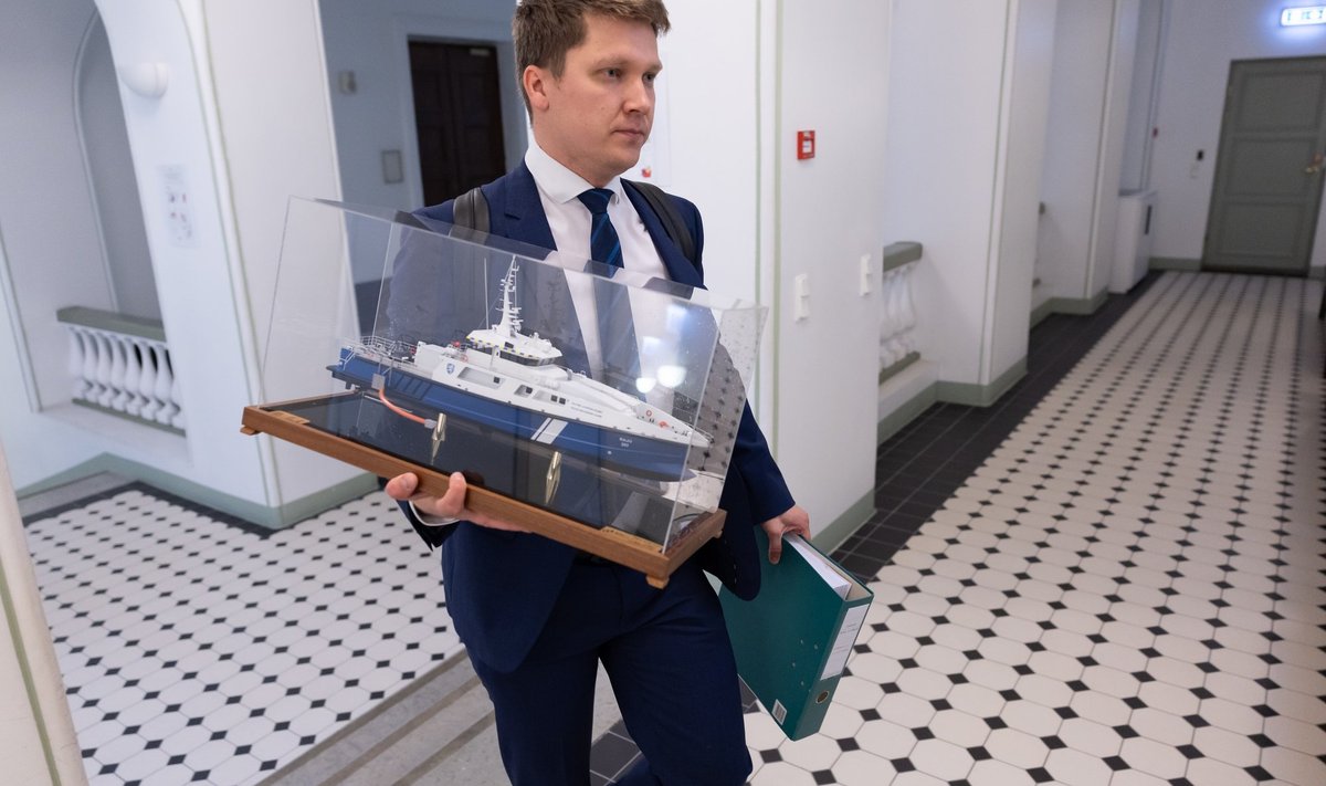 UHKE REKVISIIT: Maikuus peetud Baltic Workboatsi kohtuistungile saabus advokaat Albert Linntam udupeene laevamudeliga. Tegu polnud tõendiga, vaid advokaat Carri Ginteri sõnul visuaaliga. Hiljem selgus, et sellised laevamudelid on Saaremaa laevaehitaja Baltic Workboatsi kriminaalasjas kesksel kohal.  