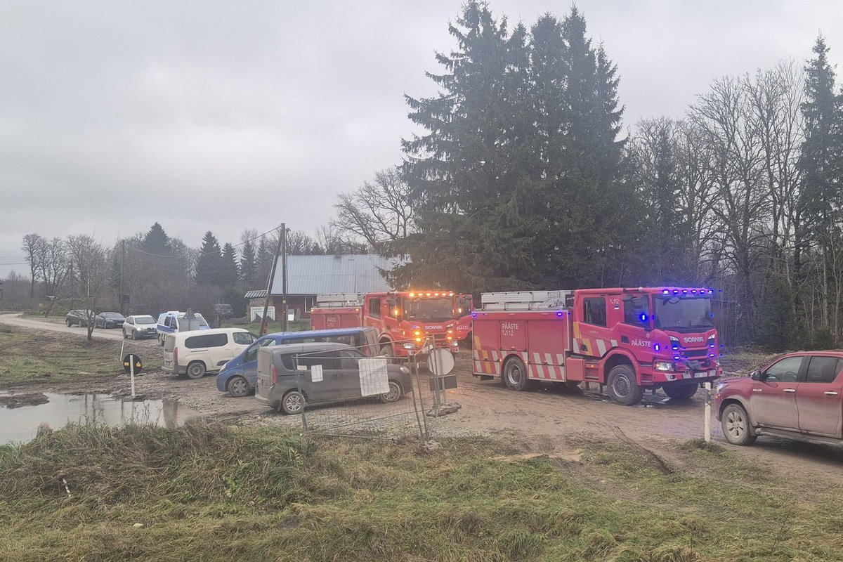 FOTOD | Raplamaal toimus ülesõidul õnnetus, rongiliiklus on häiritud