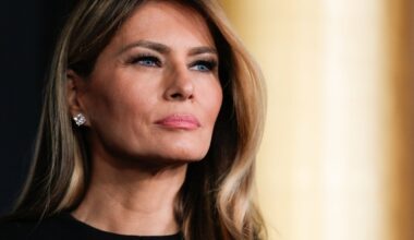 Melania Trump tekitas käekotireklaamiga internetis pahameelt. USA esileedit kritiseeritakse halastamatult
