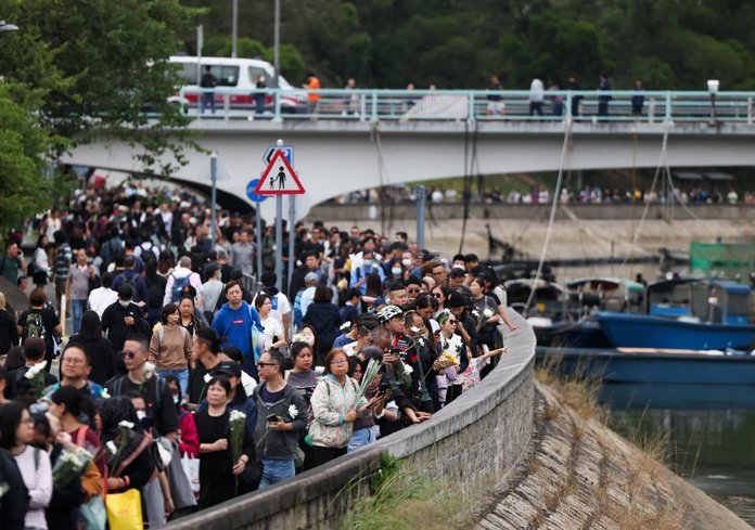 Kaader hoone juurde kogunenud mälestajate järjekorrast