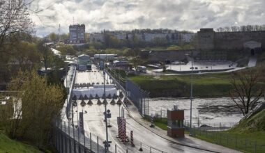 Pühad on piirivalvele töised. Eile liikus Narva piiripunkti kaudu Venemaale ligikaudu 900 inimest