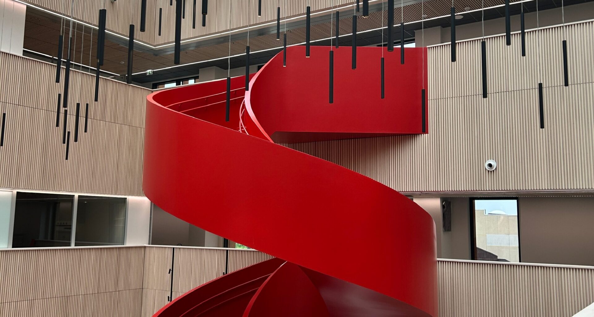 Tervikumi interjööris kasutatud ribipaneelide tootmise raskeim osa oli sobiva oksavaba kasepuidu leidmine – Ehitusleht