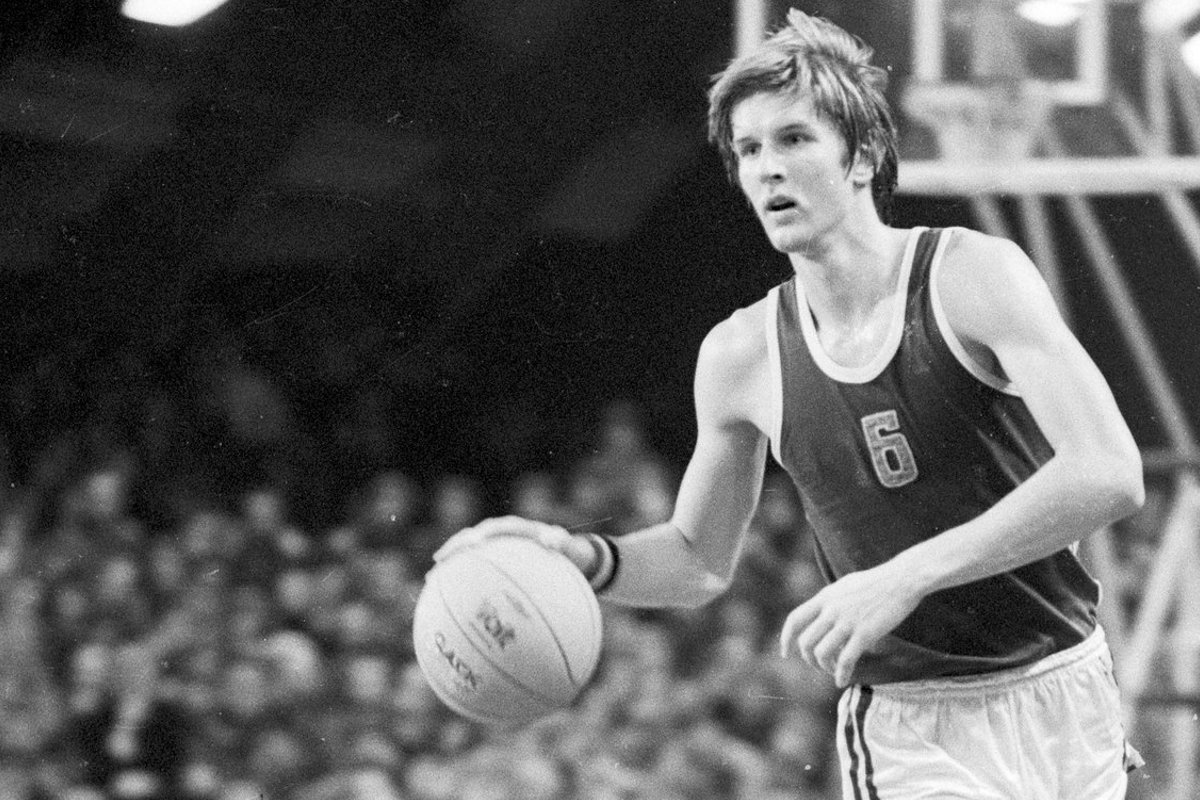 KATKEND RAAMATUST | USA korvpalliturnee, kus kaubaks läksid must kalamari, fotoaparaadid ja objektiivid