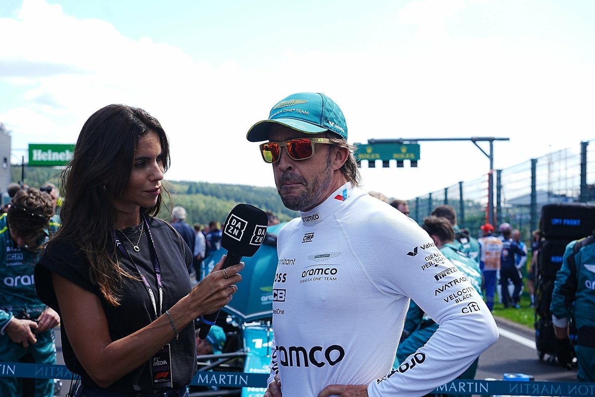 Vormelilegend Fernando Alonso saab uue hooaja alguses isaks