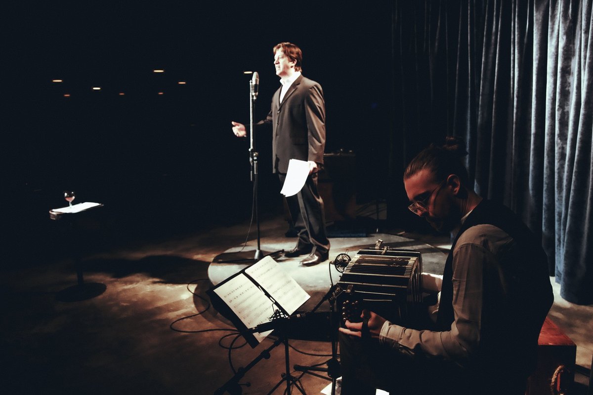 ARVUSTUS | „Baar Amsterdam“. Klaas veini kultuuri toetuseks, iga sõõm tähendab teatrile senti