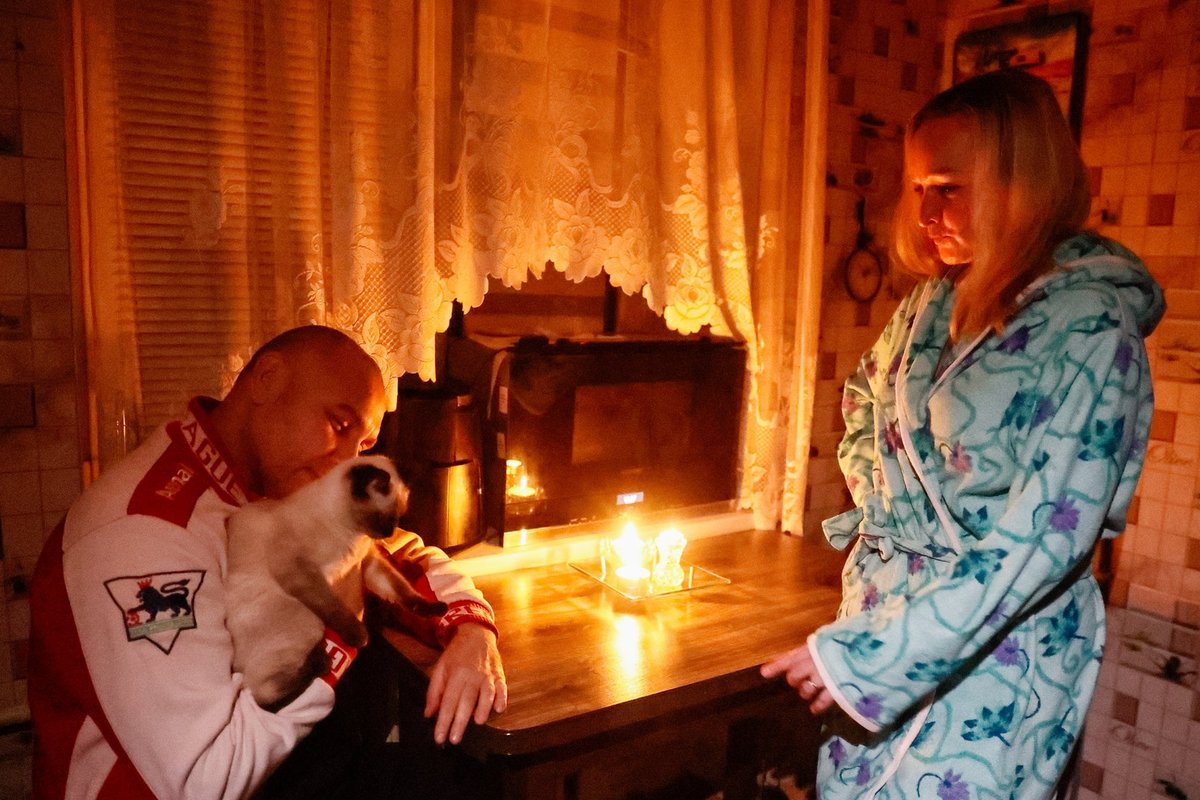 DELFI UKRAINAS | „Tarbime vähem, maksame rohkem.“ Abielupaar räägib, milline on elu pidevate elektri-, soojus- ja veekatkestustega