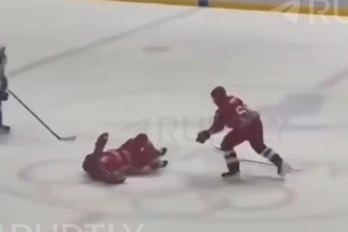 VIDEO | Hall vakatas: Lukašenka niideti jäähokimängus jalust maha