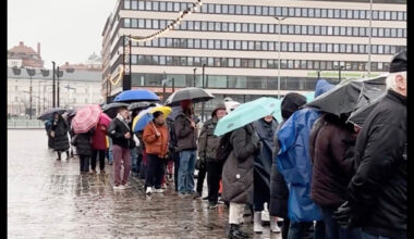 Helsingi kesklinnas jagati abivajajatele tasuta toitu
