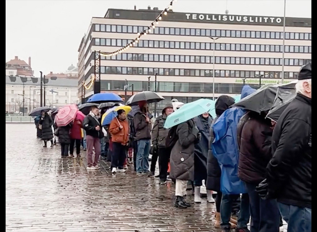 Helsingi kesklinnas jagati abivajajatele tasuta toitu