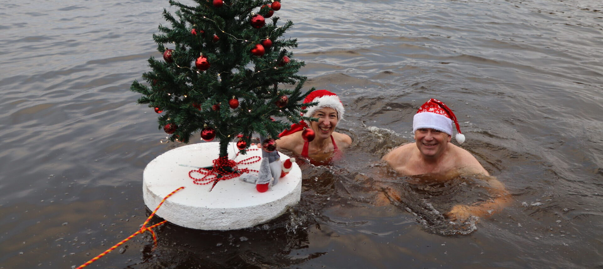 Galerii: talisuplejad suplesid jõulude puhul meres