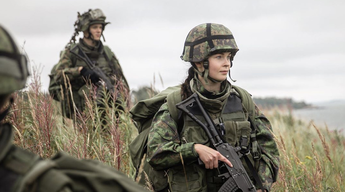 Soomes ahistas meesajateenija kasarmus seksuaalselt naisi, sai karistada