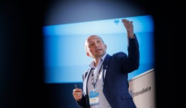 arendajad vallutavad Riiat, ehitajad vaatavad peeglisse