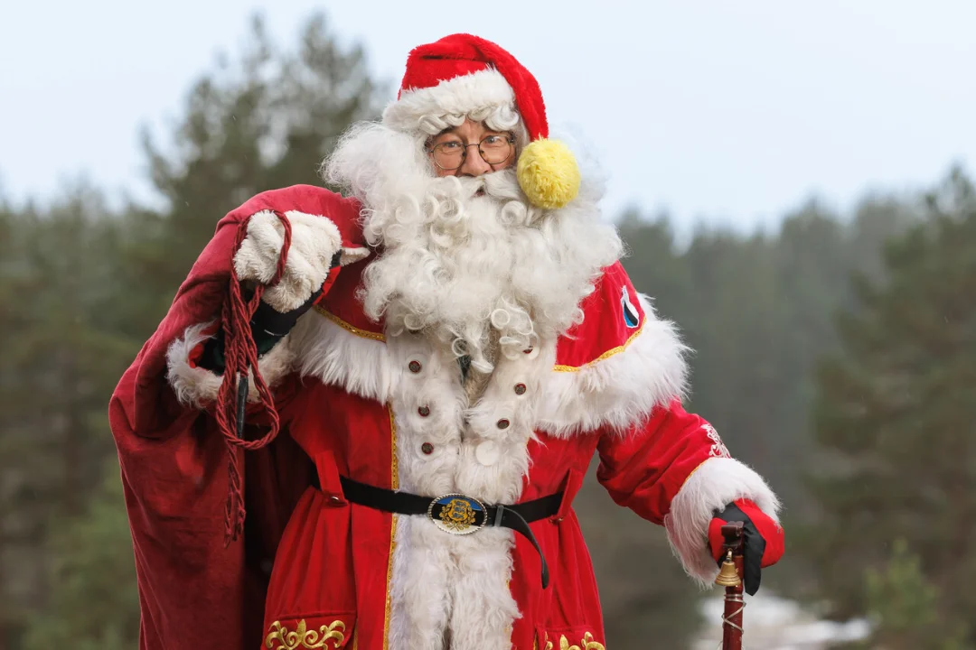 TEGEMIST JÄTKUB! Võru Maximas töötav endine telemees Üllar Luup teeb jõuluvana ja kirjutab raamatuid