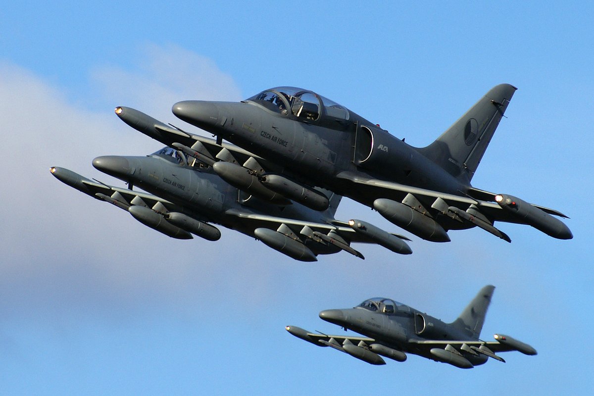 Tšehhid õrritavad Ukrainat taas kergete hävituslennukitega. Kas ka Eestile võiksid need sobida?