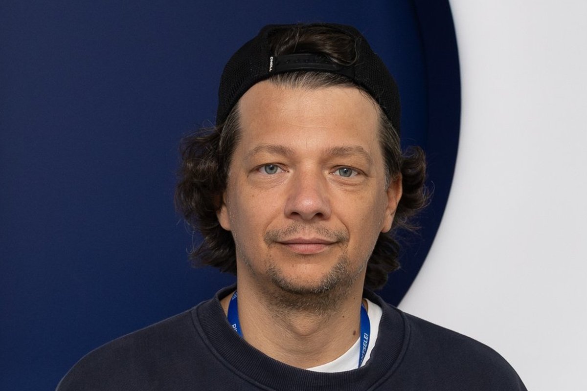 „Teil ikka riided on seljas, jah?“ Stig Rästa kergitas saladuseloori Eesti Laulu lavasõult