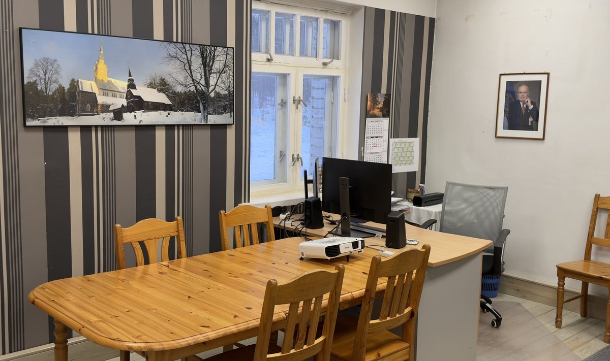 Ruhnu vallavanema kabinet ootab peremeest.