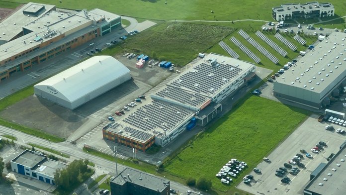 Praeguseks on LabelPrint kaasajastanud ka oma tootmishoonet, mis samuti muudab ettevõtet tõhusamaks ja vähendab süsiniku tootmist. Üks kolmandik elektrist, 350 kilovatti tuleb päikeseenergiast – paneelid on katusel ja maja taga. Hoones on LED-valgustus ja käsil on suurem projekt, et ümber ehitada ning nüüdisajastada kogu installatsioon.