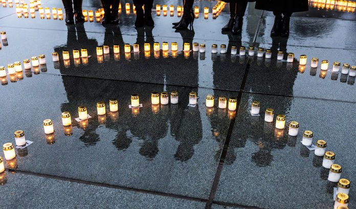 Küünalde süütamine Vabaduse väljakul, kus teiste seas süütasid küünlad ka naiskodukaitsjad. 25.03.2025, Tallinn.